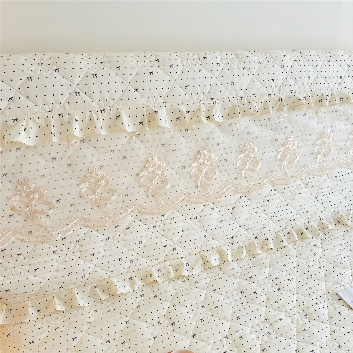 91家纺网 家纺一手货源 找家纺 十个点家纺 2025新款公主风夹棉床头罩-绫罗系列 同心结