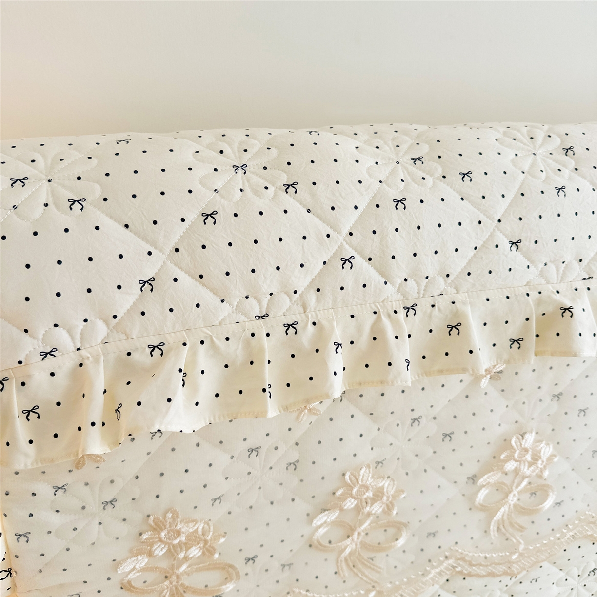 91家纺网 家纺一手货源 找家纺 十个点家纺 2025新款公主风夹棉床头罩-绫罗系列 同心结