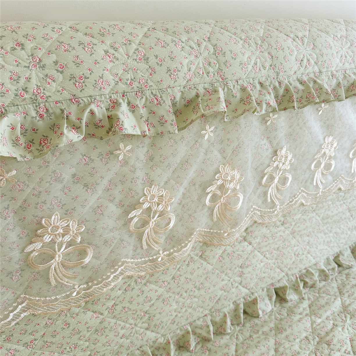 91家纺网 家纺一手货源 找家纺 十个点家纺 2025新款公主风夹棉床头罩-绫罗系列 格桑花