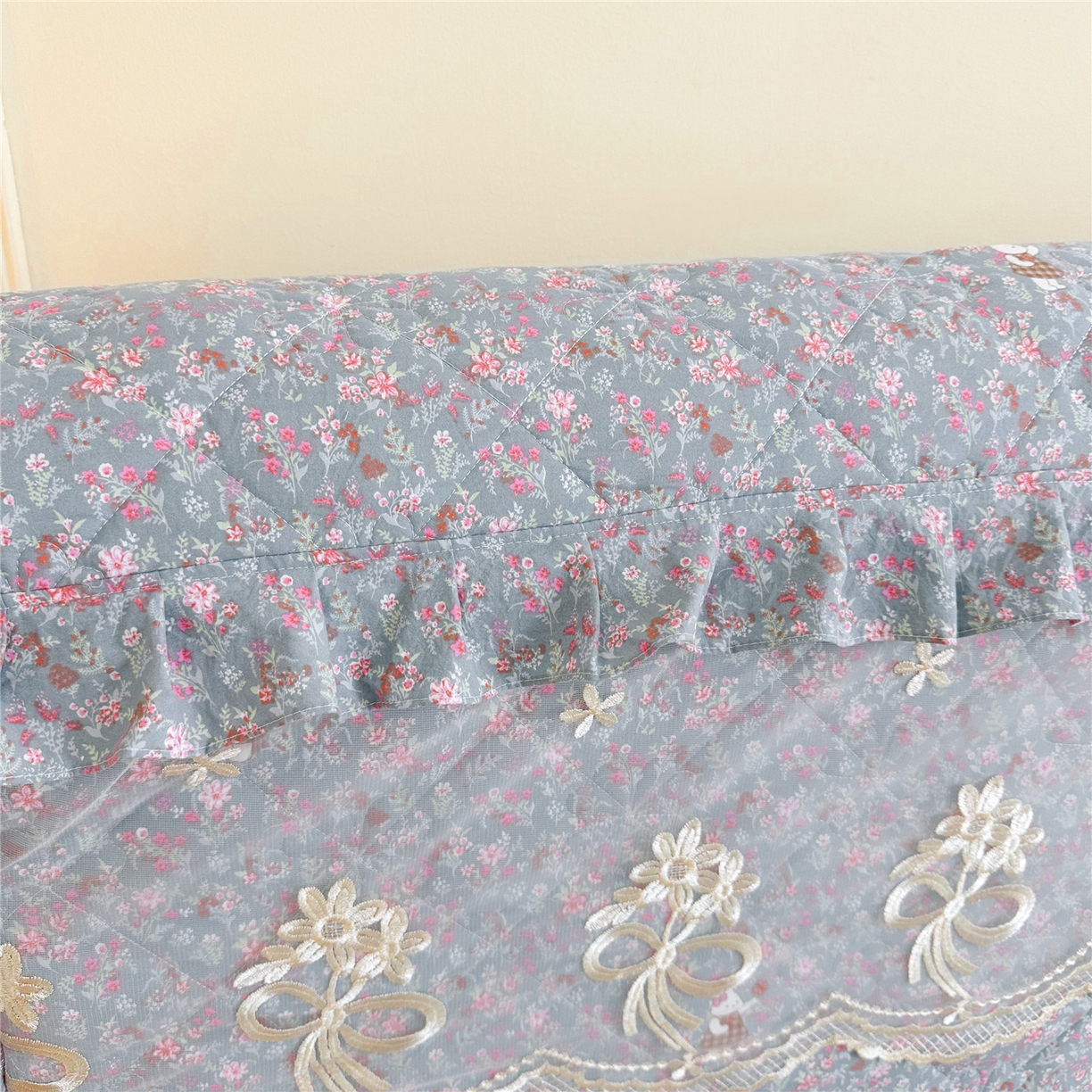 91家纺网 家纺一手货源 找家纺 十个点家纺 2025新款公主风夹棉床头罩-绫罗系列 米兰