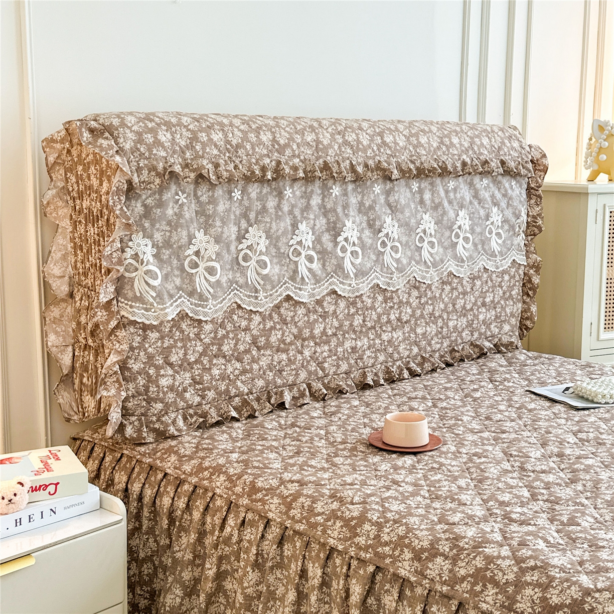 91家纺网 家纺一手货源 找家纺 十个点家纺 2025新款公主风夹棉床头罩-绫罗系列 山茶花