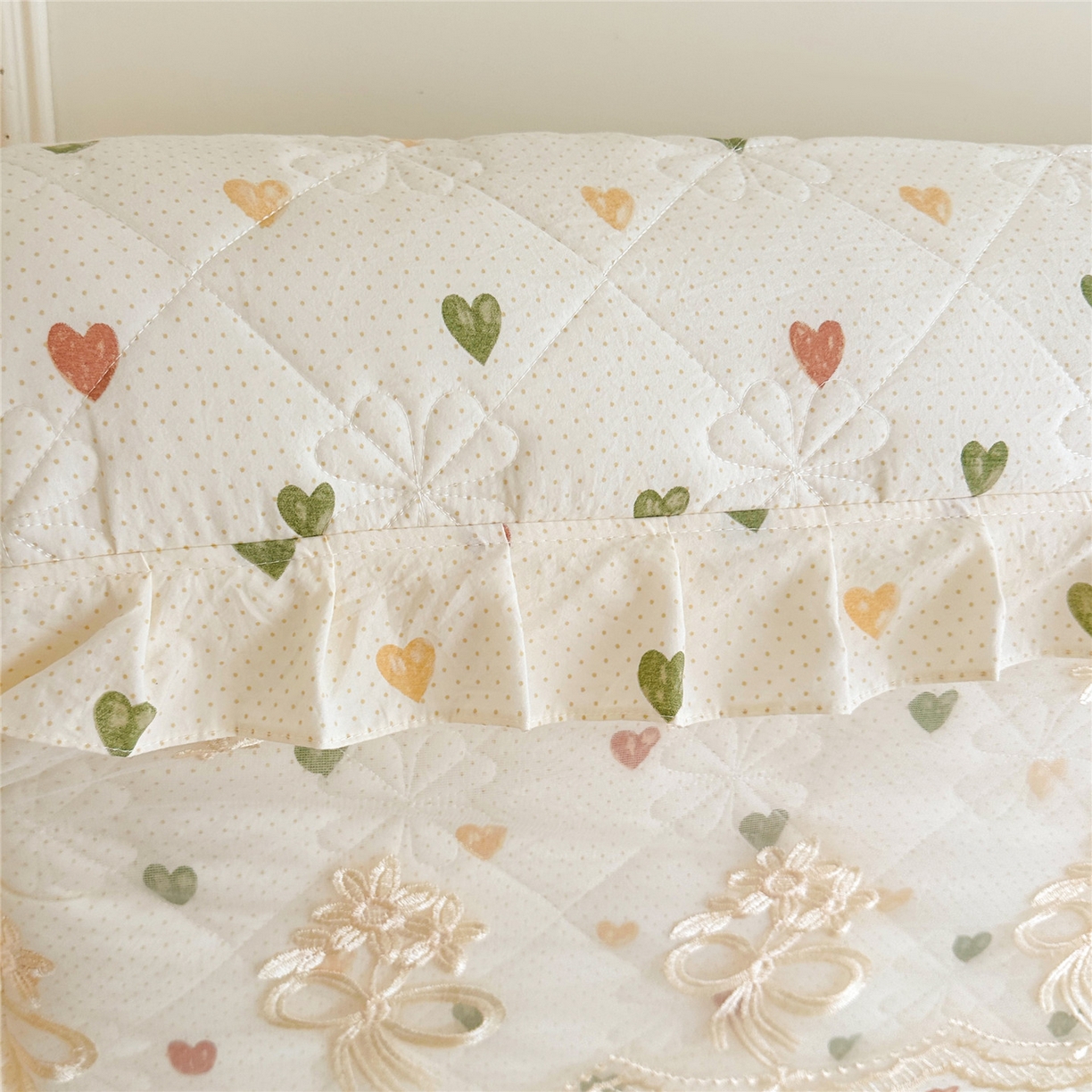 91家纺网 家纺一手货源 找家纺 十个点家纺 2025新款公主风夹棉床头罩-绫罗系列 心愿-米