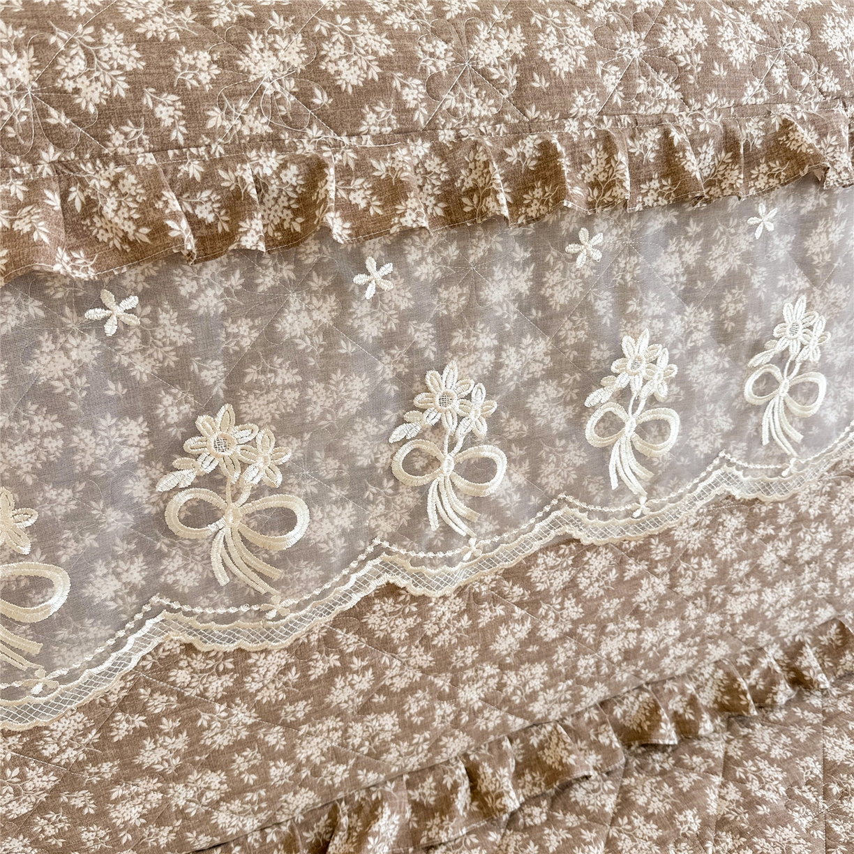 91家纺网 家纺一手货源 找家纺 十个点家纺 2025新款公主风夹棉床头罩-绫罗系列 山茶花