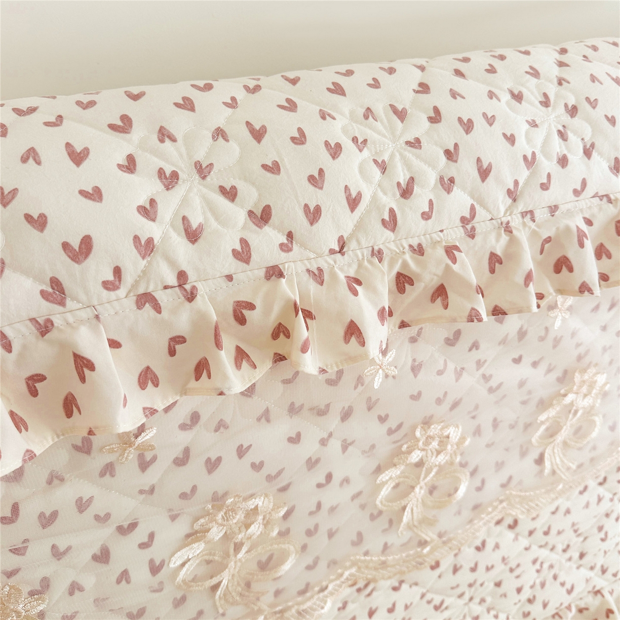 91家纺网 家纺一手货源 找家纺 十个点家纺 2025新款公主风夹棉床头罩-绫罗系列 心相印