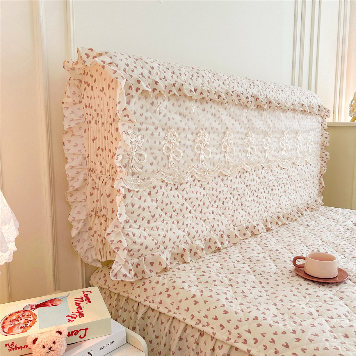 91家纺网 家纺一手货源 找家纺 十个点家纺 2025新款公主风夹棉床头罩-绫罗系列 心相印