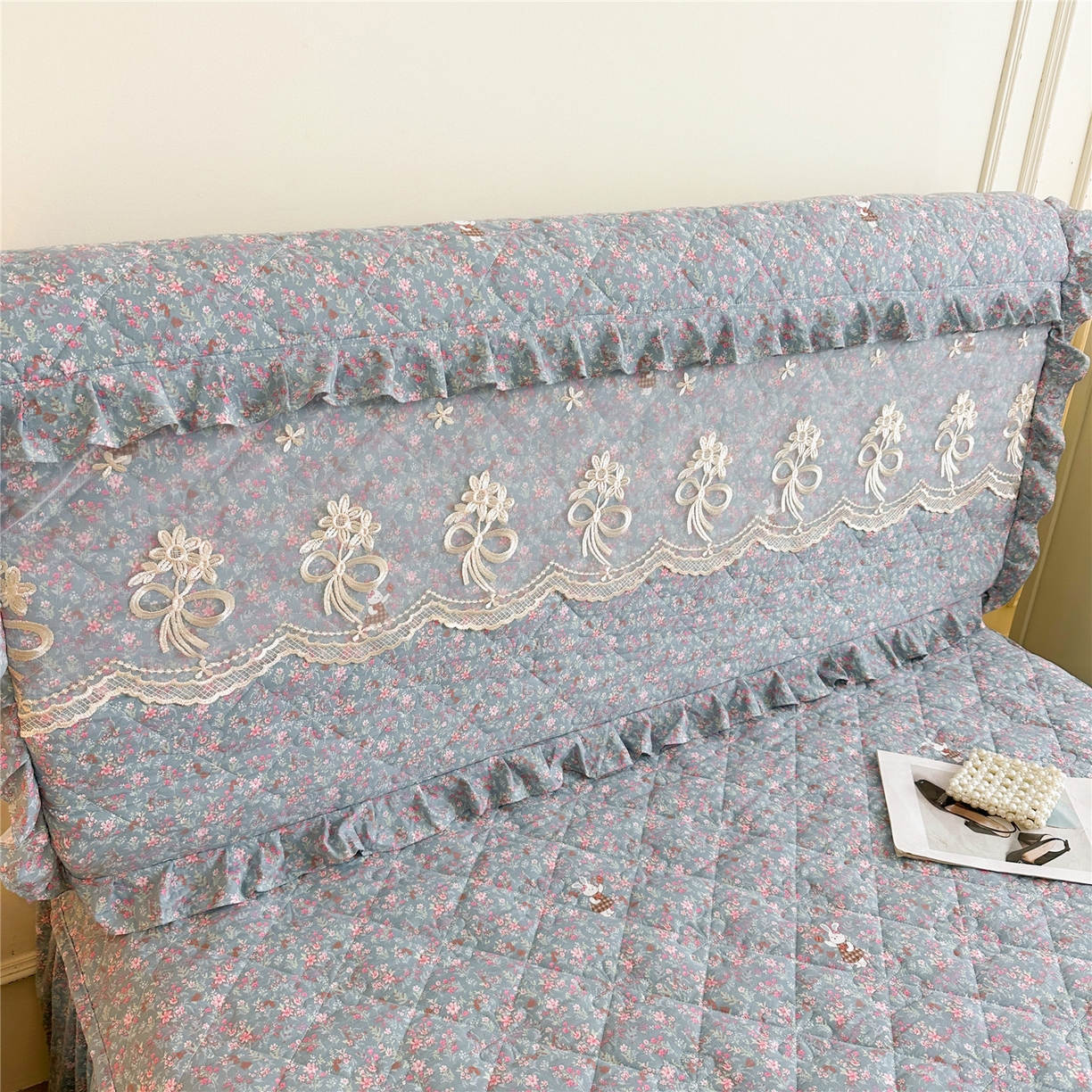 91家纺网 家纺一手货源 找家纺 十个点家纺 2025新款公主风夹棉床头罩-绫罗系列 米兰