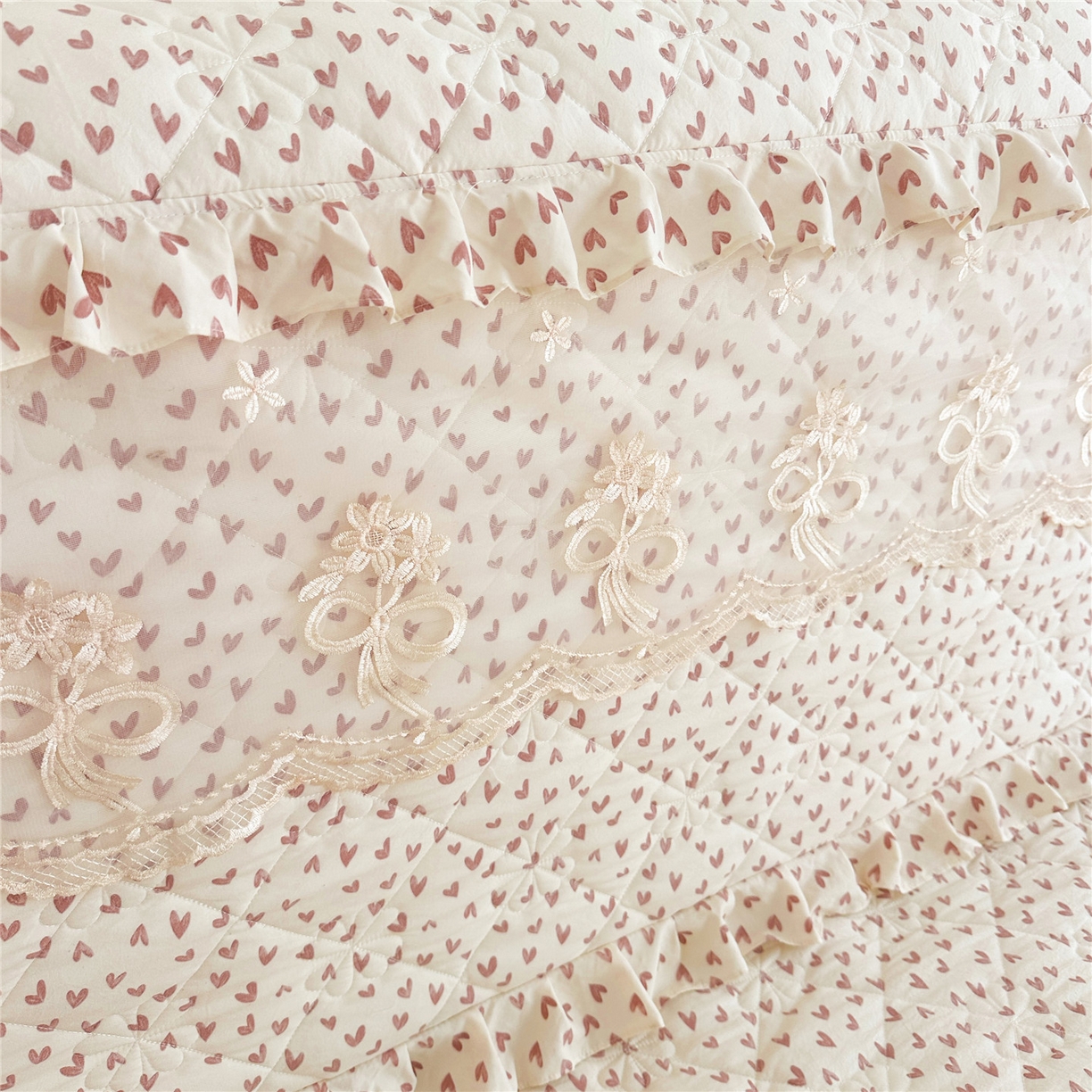 91家纺网 家纺一手货源 找家纺 十个点家纺 2025新款公主风夹棉床头罩-绫罗系列 心相印