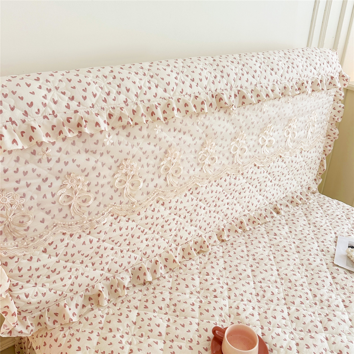 91家纺网 家纺一手货源 找家纺 十个点家纺 2025新款公主风夹棉床头罩-绫罗系列 心相印