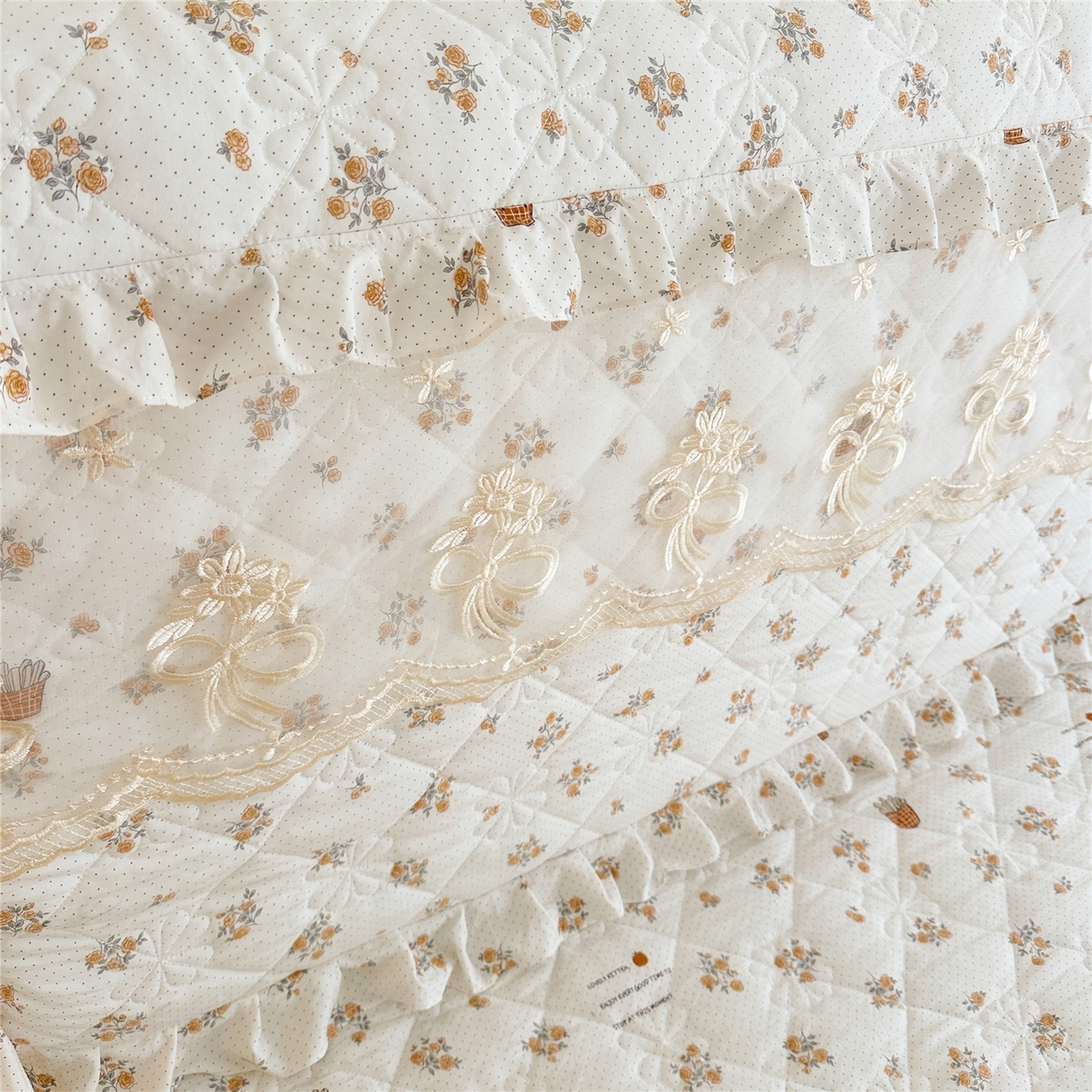 91家纺网 家纺一手货源 找家纺 十个点家纺 2025新款公主风夹棉床头罩-绫罗系列 木棉花