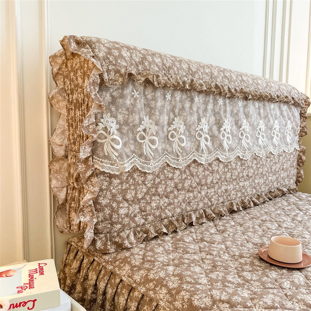 91家纺网 家纺一手货源 找家纺 十个点家纺 2025新款公主风夹棉床头罩-绫罗系列 山茶花