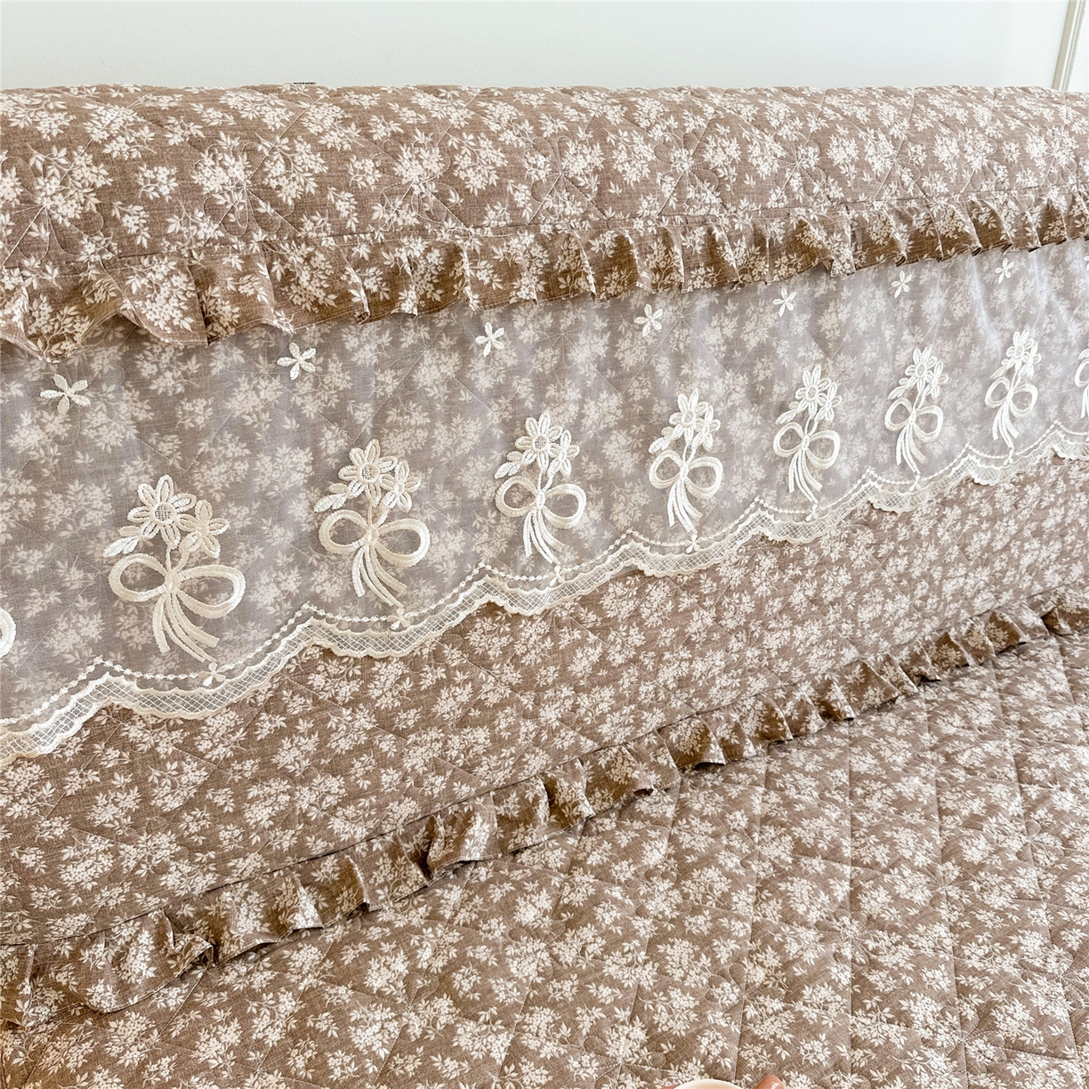 91家纺网 家纺一手货源 找家纺 十个点家纺 2025新款公主风夹棉床头罩-绫罗系列 山茶花