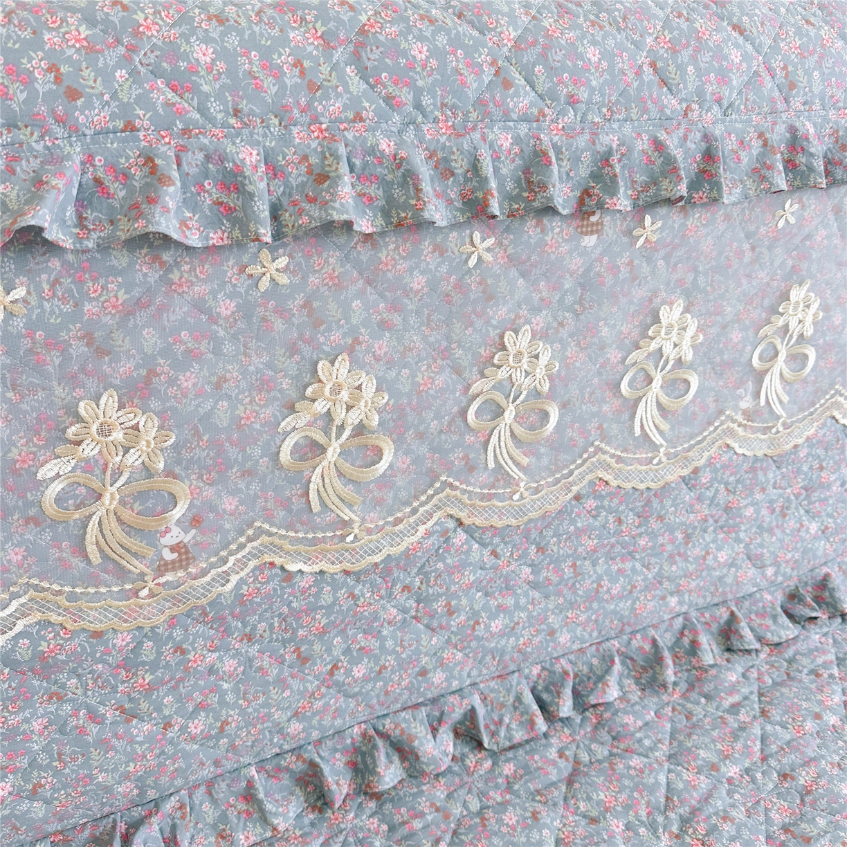 91家纺网 家纺一手货源 找家纺 十个点家纺 2025新款公主风夹棉床头罩-绫罗系列 米兰