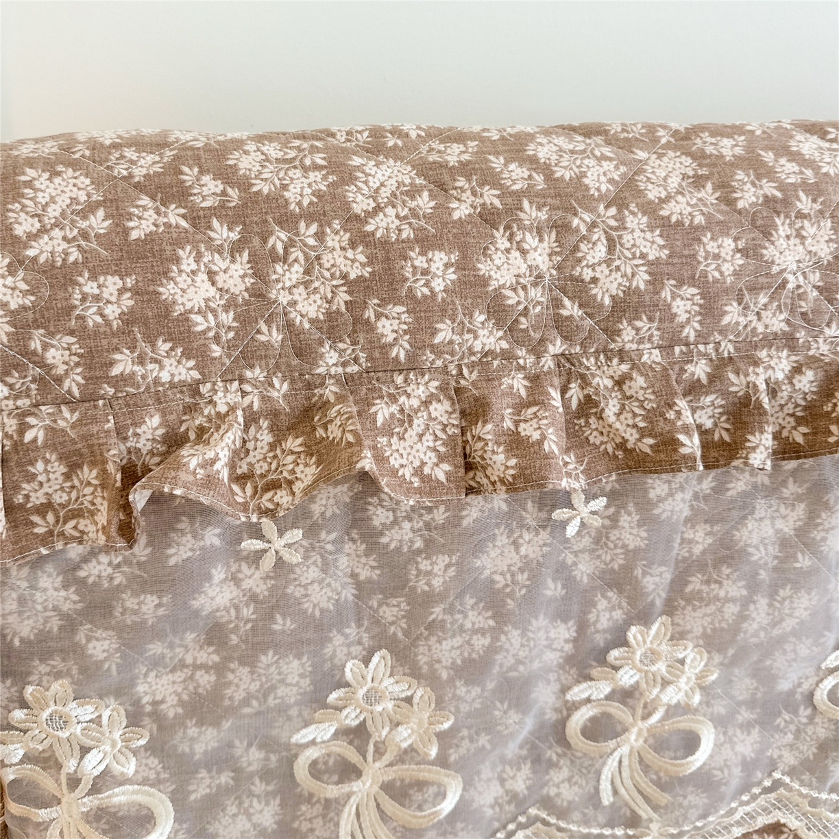 91家纺网 家纺一手货源 找家纺 十个点家纺 2025新款公主风夹棉床头罩-绫罗系列 山茶花