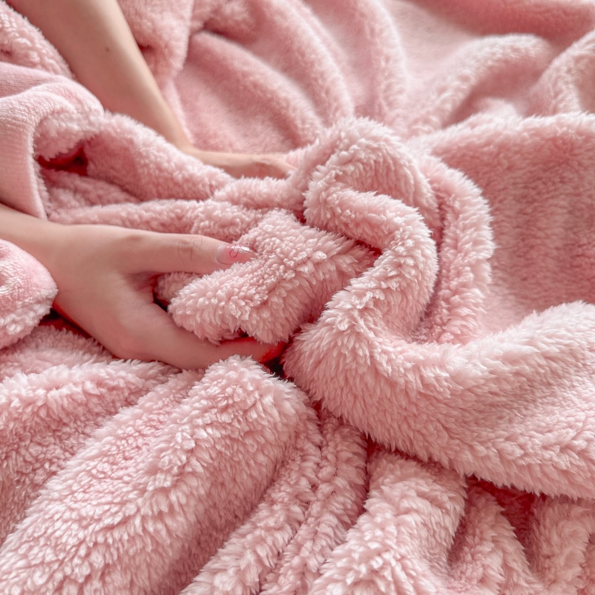 91家纺网 家纺一手货源 找家纺 顾里家纺 2025新款韩系糯叽叽纯色羊羔绒毯毛毯毯子 甜莓粉