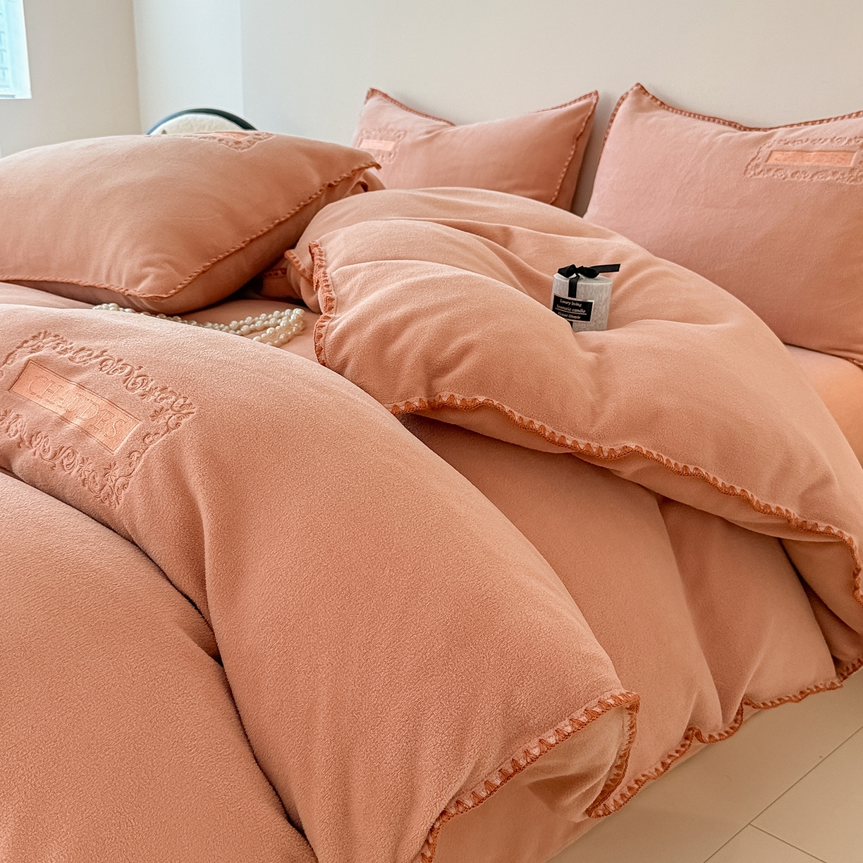 91家纺网 家纺一手货源 找家纺 懒猫家纺 2025新款A类贝壳绣纯色海獭绒四件套 橘子红