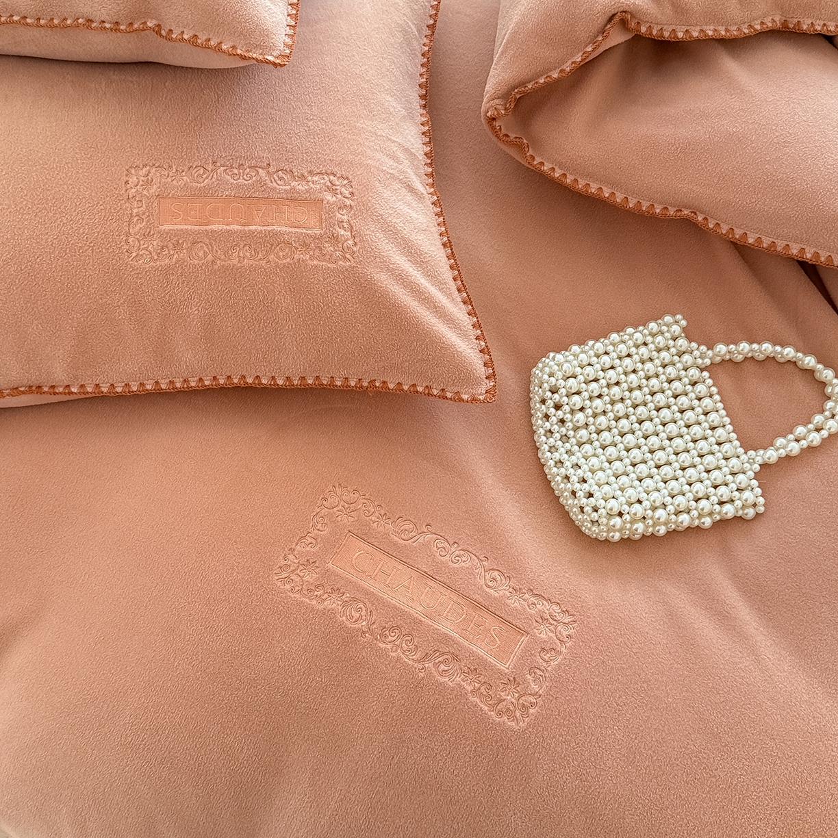 91家纺网 家纺一手货源 找家纺 懒猫家纺 2025新款A类贝壳绣纯色海獭绒四件套 橘子红