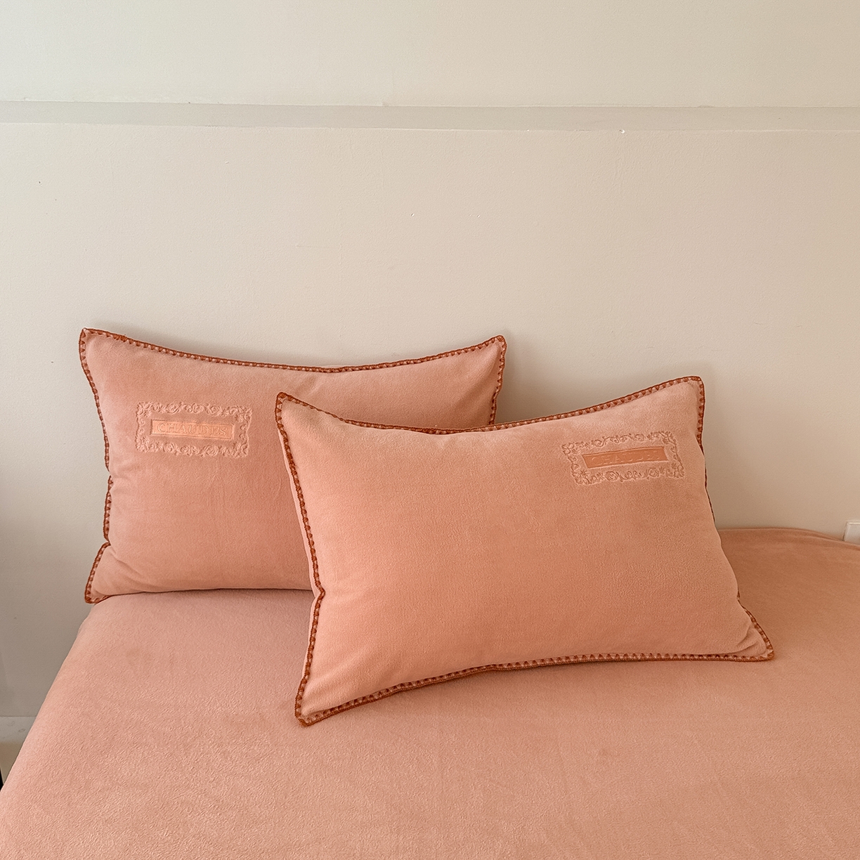 91家纺网 家纺一手货源 找家纺 懒猫家纺 2025新款A类贝壳绣纯色海獭绒四件套 橘子红