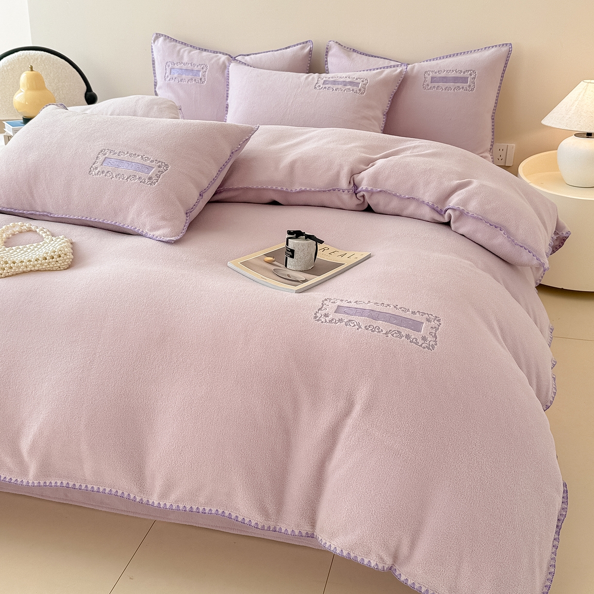 91家纺网 家纺一手货源 找家纺 懒猫家纺 2025新款A类贝壳绣纯色海獭绒四件套 落霞紫