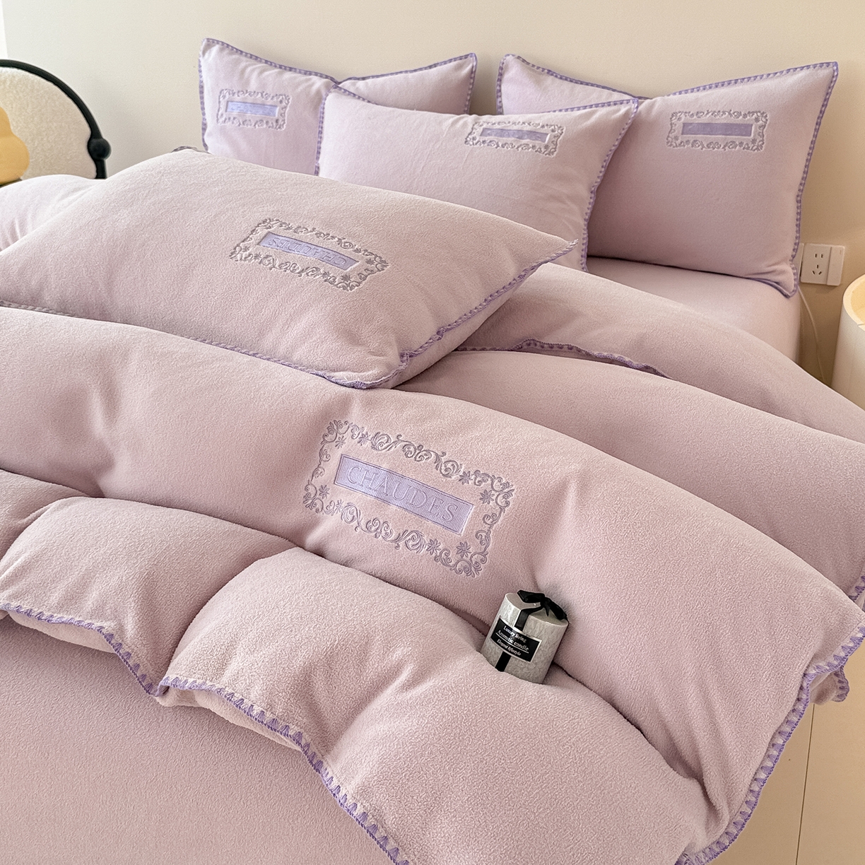 91家纺网 家纺一手货源 找家纺 懒猫家纺 2025新款A类贝壳绣纯色海獭绒四件套 落霞紫