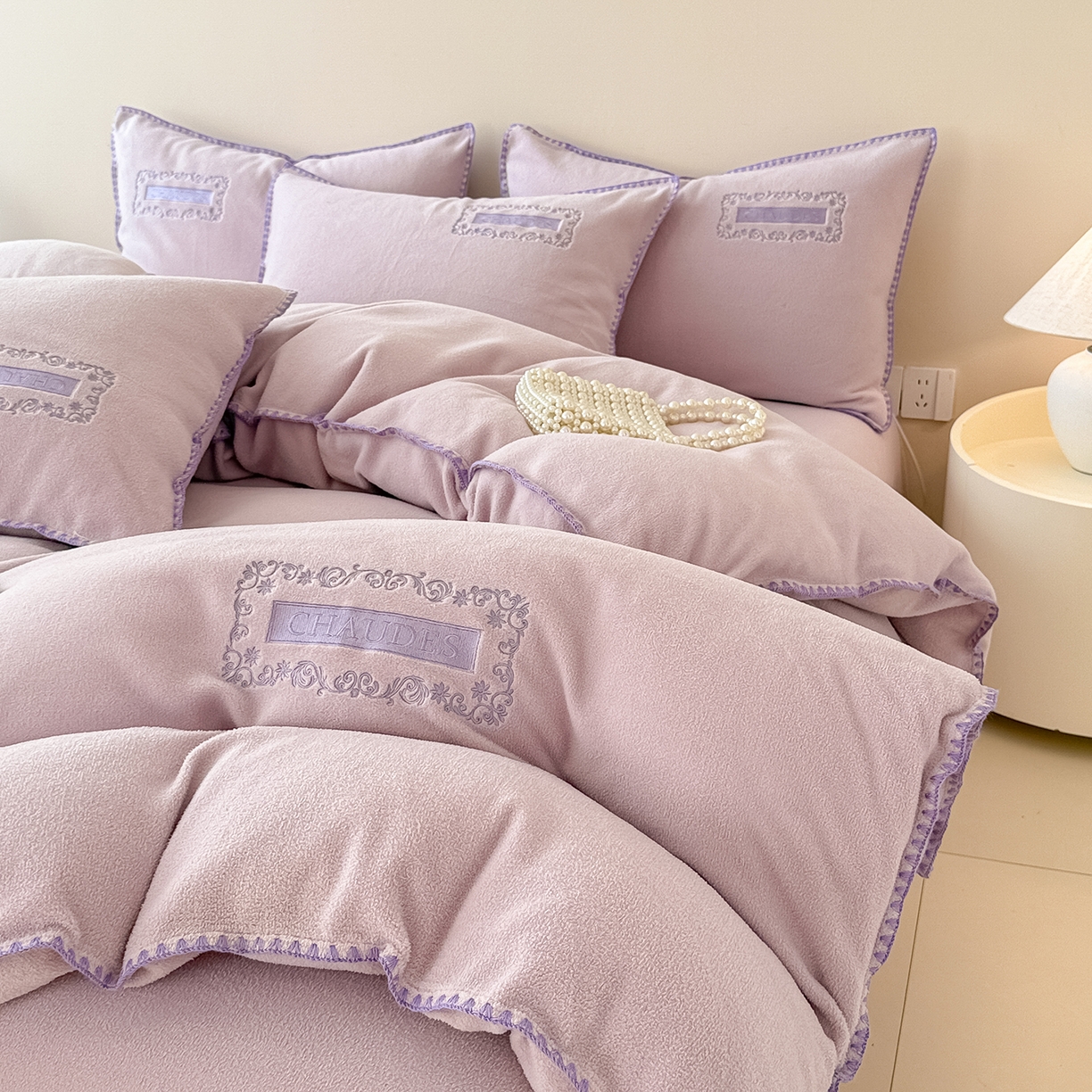 91家纺网 家纺一手货源 找家纺 懒猫家纺 2025新款A类贝壳绣纯色海獭绒四件套 落霞紫