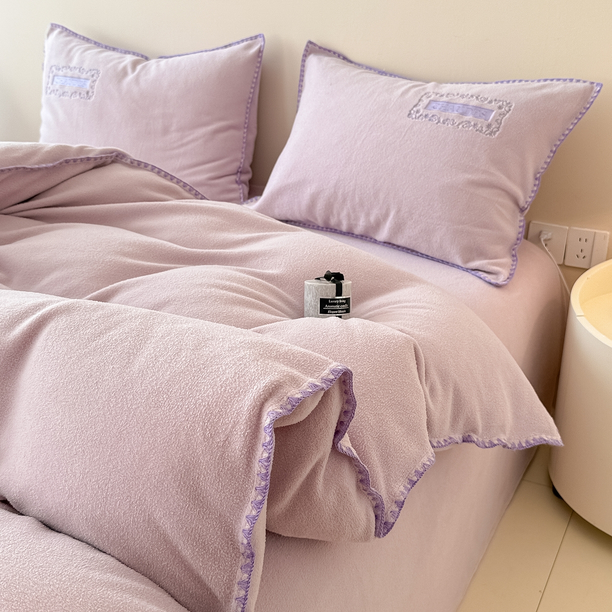 91家纺网 家纺一手货源 找家纺 懒猫家纺 2025新款A类贝壳绣纯色海獭绒四件套 落霞紫