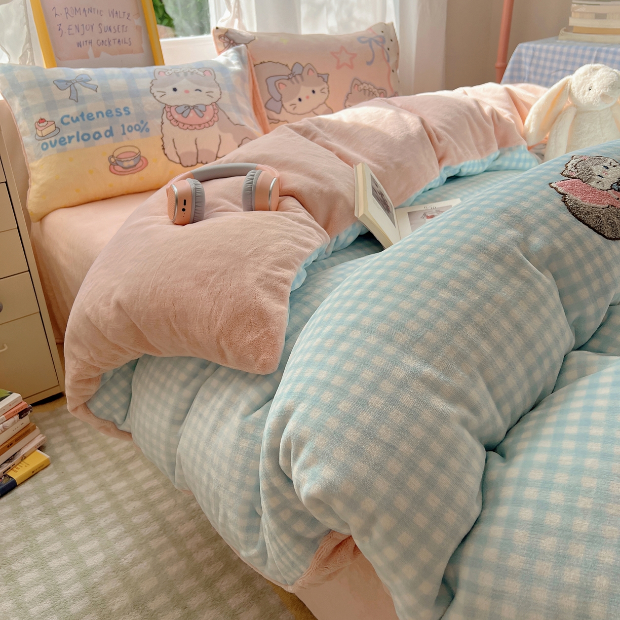 91家纺网 家纺一手货源 找家纺 沐慕 2025新款牛奶绒加厚保暖毛巾绣四件套 牛奶绒-猫咪日记