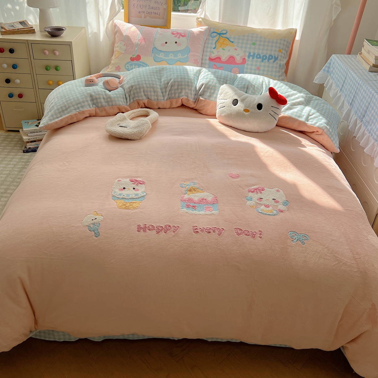 91家纺网 家纺一手货源 找家纺 沐慕 2025新款牛奶绒加厚保暖毛巾绣四件套 牛奶绒-蛋糕kt