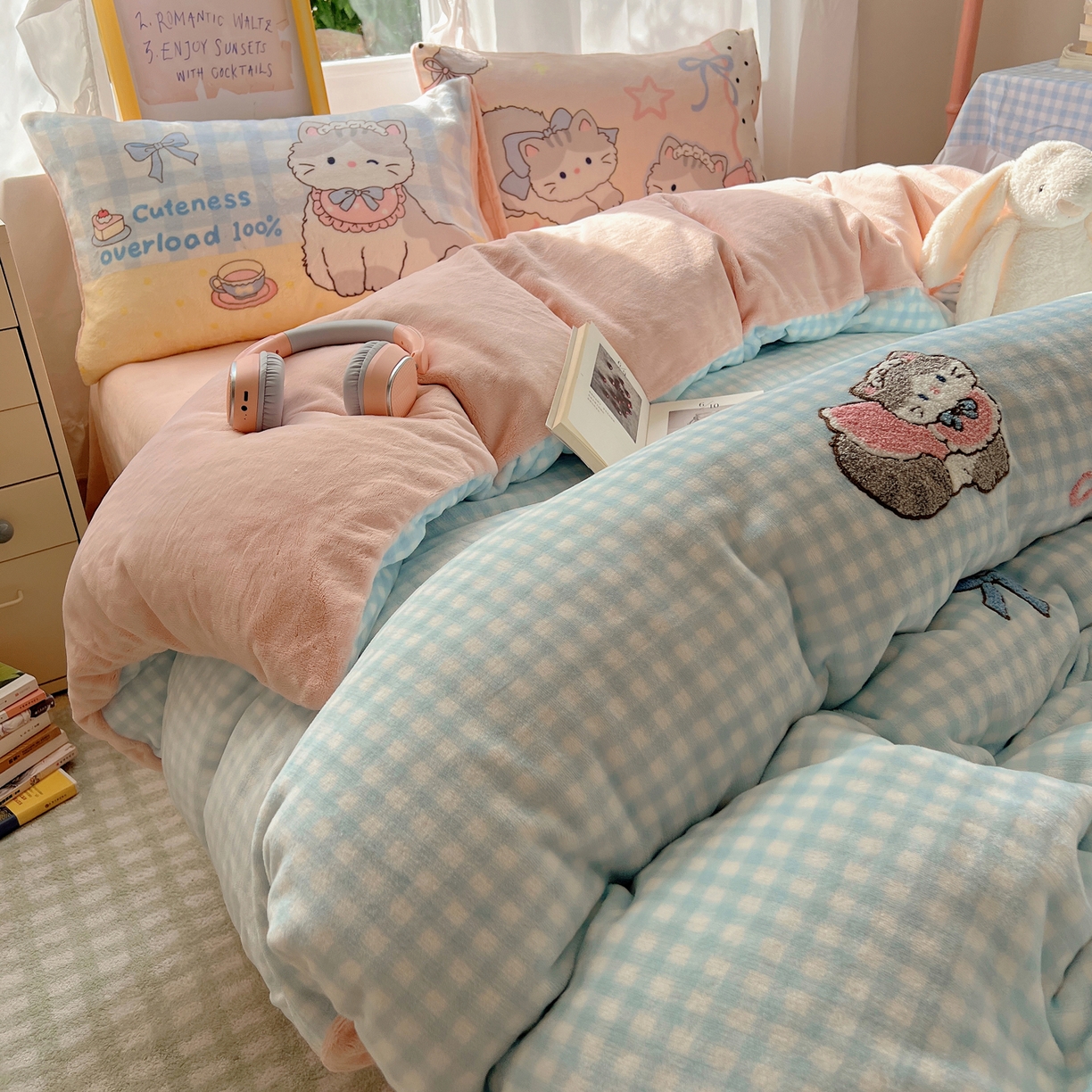 91家纺网 家纺一手货源 找家纺 沐慕 2025新款牛奶绒加厚保暖毛巾绣四件套 牛奶绒-猫咪日记