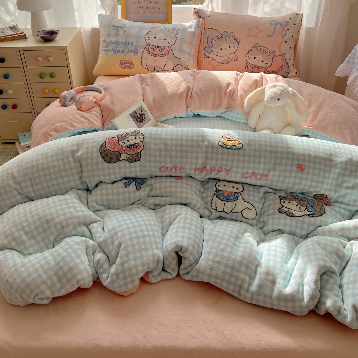 91家纺网 家纺一手货源 找家纺 沐慕 2025新款牛奶绒加厚保暖毛巾绣四件套 牛奶绒-猫咪日记