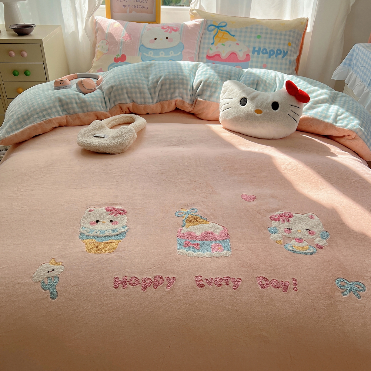 91家纺网 家纺一手货源 找家纺 沐慕 2025新款牛奶绒加厚保暖毛巾绣四件套 牛奶绒-蛋糕kt