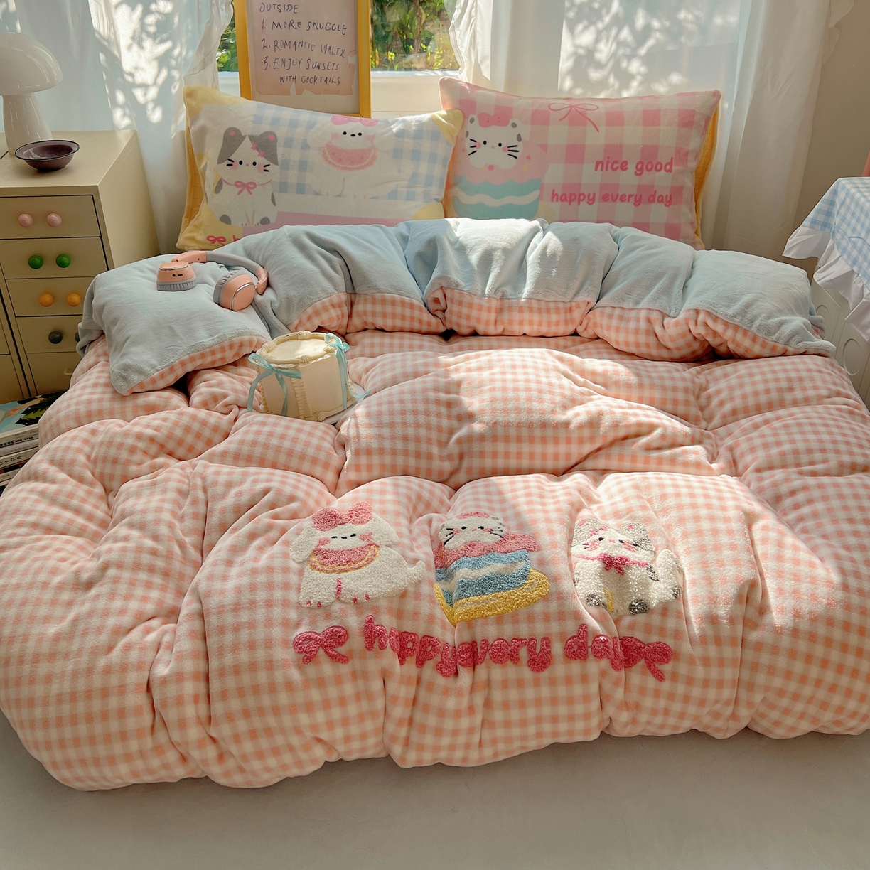 91家纺网 家纺一手货源 找家纺 沐慕 2025新款牛奶绒加厚保暖毛巾绣四件套 牛奶绒-可爱猫狗酱