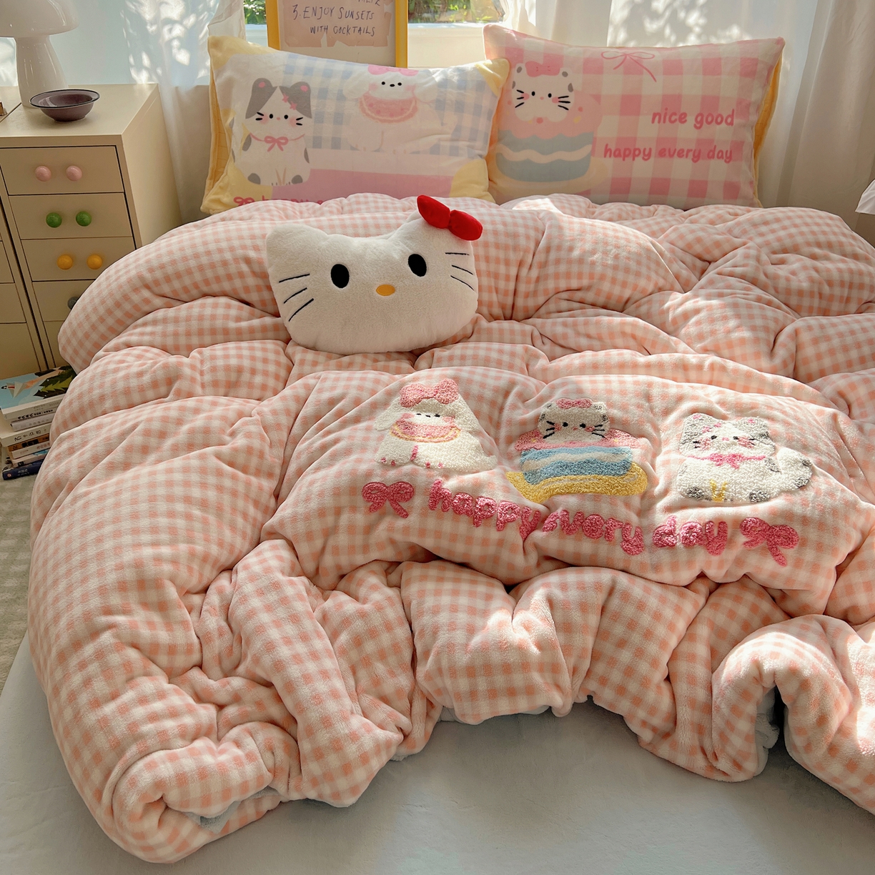 91家纺网 家纺一手货源 找家纺 沐慕 2025新款牛奶绒加厚保暖毛巾绣四件套 牛奶绒-可爱猫狗酱