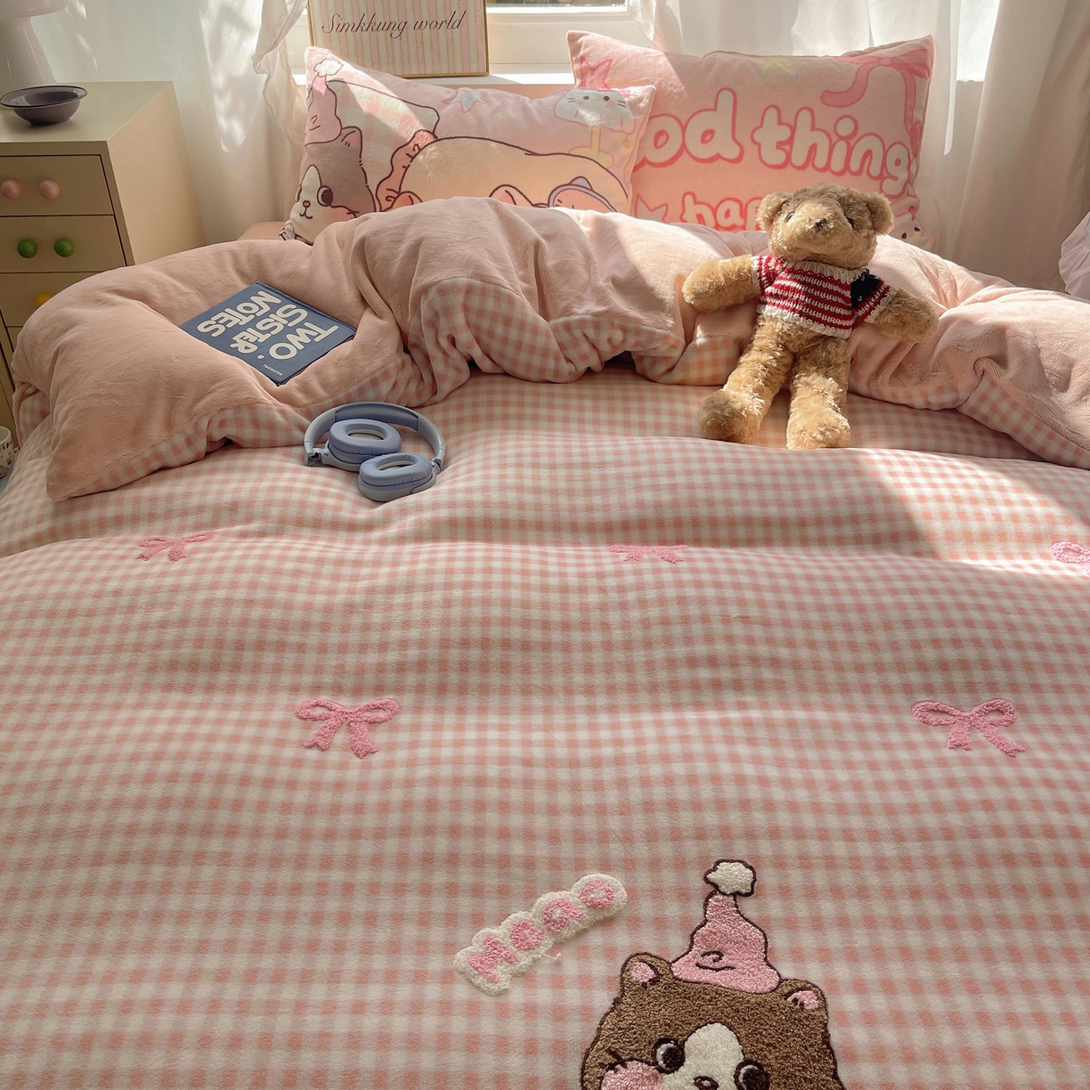 91家纺网 家纺一手货源 找家纺 沐慕 2025新款牛奶绒加厚保暖毛巾绣四件套 牛奶绒-蝴蝶结猫咪