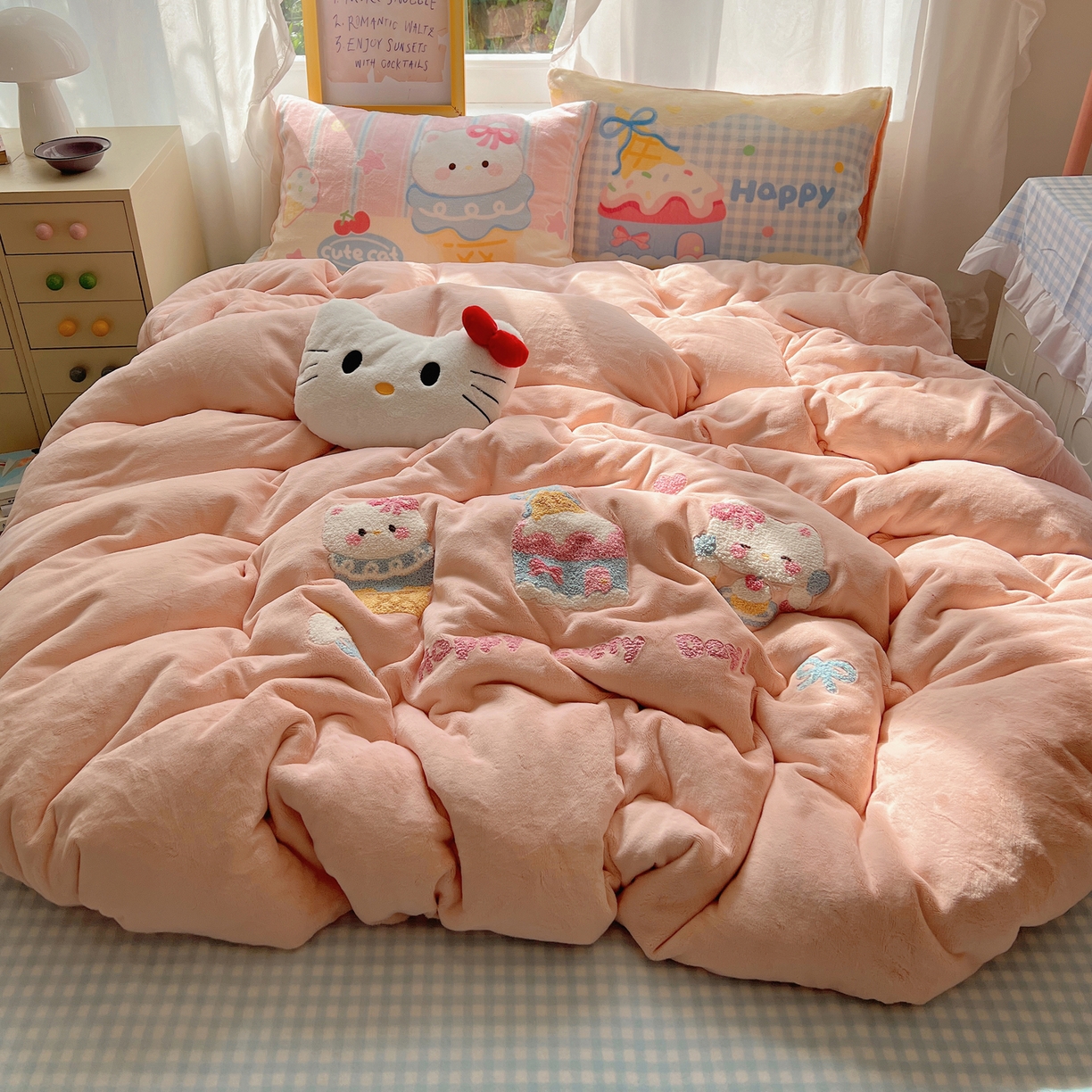 91家纺网 家纺一手货源 找家纺 沐慕 2025新款牛奶绒加厚保暖毛巾绣四件套 牛奶绒-蛋糕kt