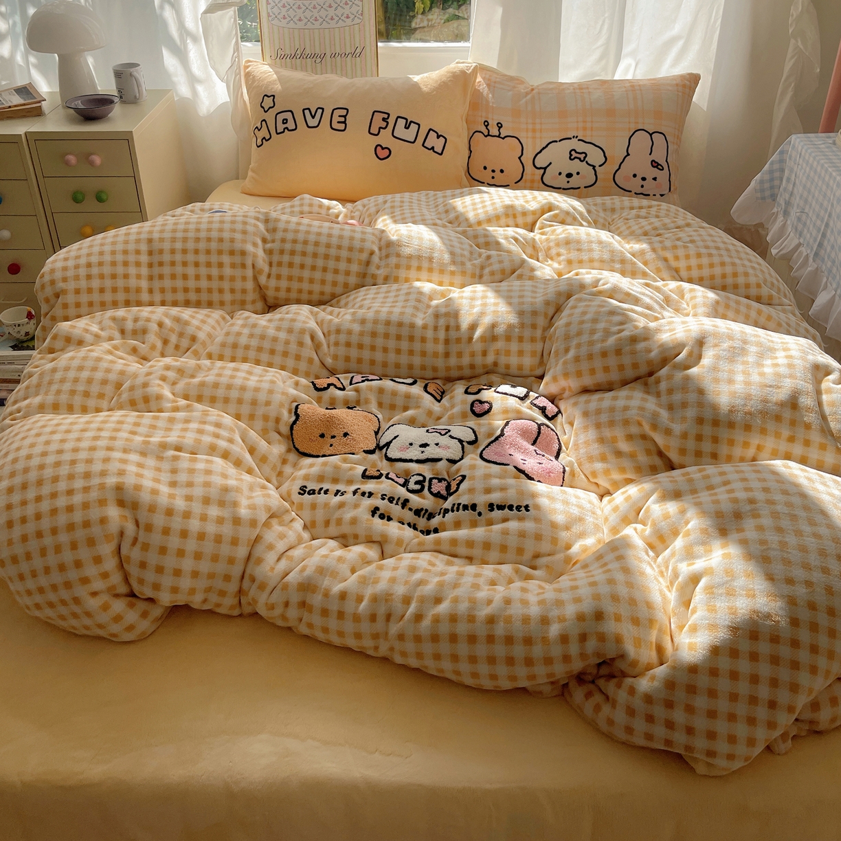 91家纺网 家纺一手货源 找家纺 沐慕 2025新款牛奶绒加厚保暖毛巾绣四件套 牛奶绒-三小只