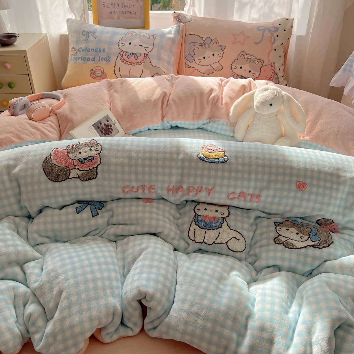 91家纺网 家纺一手货源 找家纺 沐慕 2025新款牛奶绒加厚保暖毛巾绣四件套 牛奶绒-猫咪日记