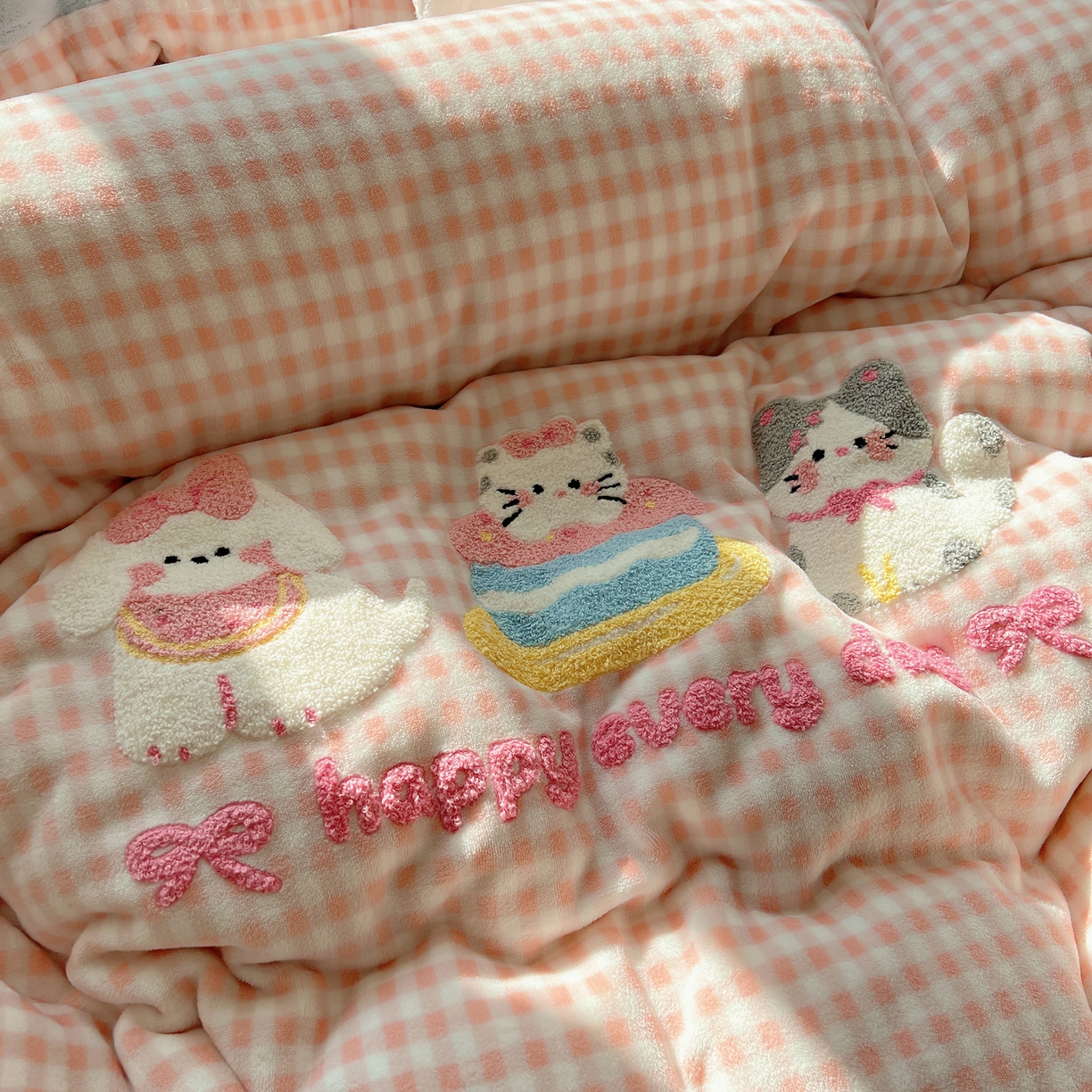 91家纺网 家纺一手货源 找家纺 沐慕 2025新款牛奶绒加厚保暖毛巾绣四件套 牛奶绒-可爱猫狗酱