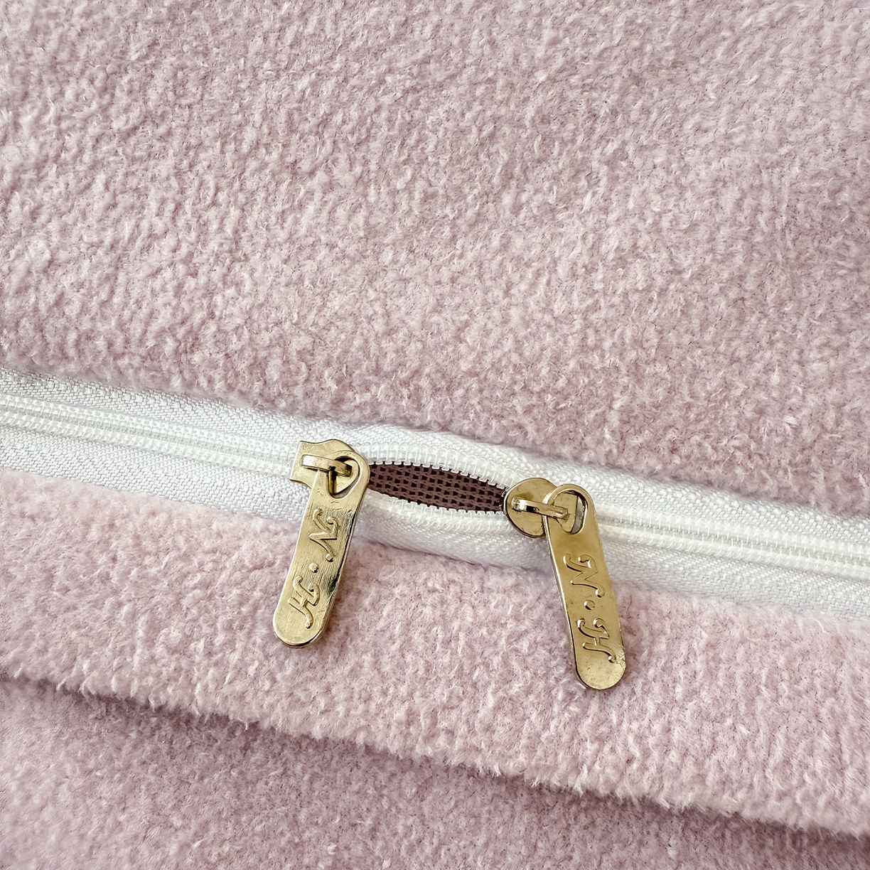 91家纺网 家纺一手货源 找家纺 懒猫家纺 2025新款A类贝壳绣纯色海獭绒四件套 落霞紫