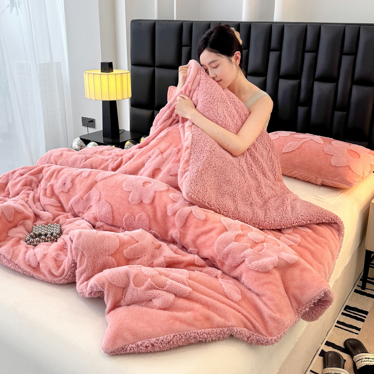 91家纺网 家纺一手货源 找家纺 （总）枋梢家纺 2025新款亮丝兔毛绒兔毛提花暖居花漾羊羔绒 双层加厚保暖盖毯 居家午睡保暖毯