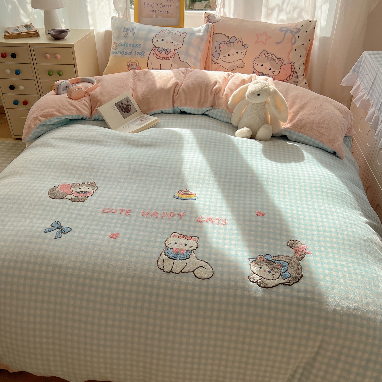 91家纺网 家纺一手货源 找家纺 沐慕 2025新款牛奶绒加厚保暖毛巾绣四件套 牛奶绒-猫咪日记