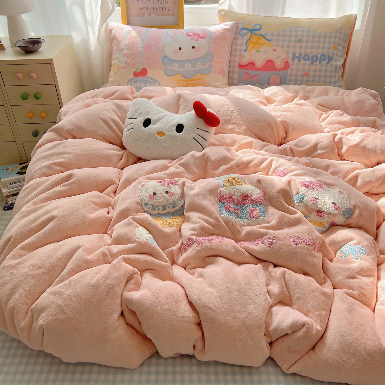 91家纺网 家纺一手货源 找家纺 （总）沐慕 2025新款牛奶绒刺绣绣花四件套