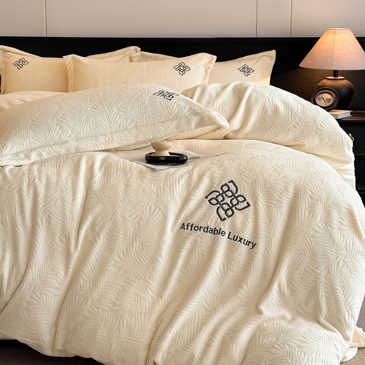 91家纺网 家纺一手货源 找家纺 （总）慕晨 2024新款A类50支澳棉全棉纯棉贡缎婚庆绣花贴布绣四件套爆款