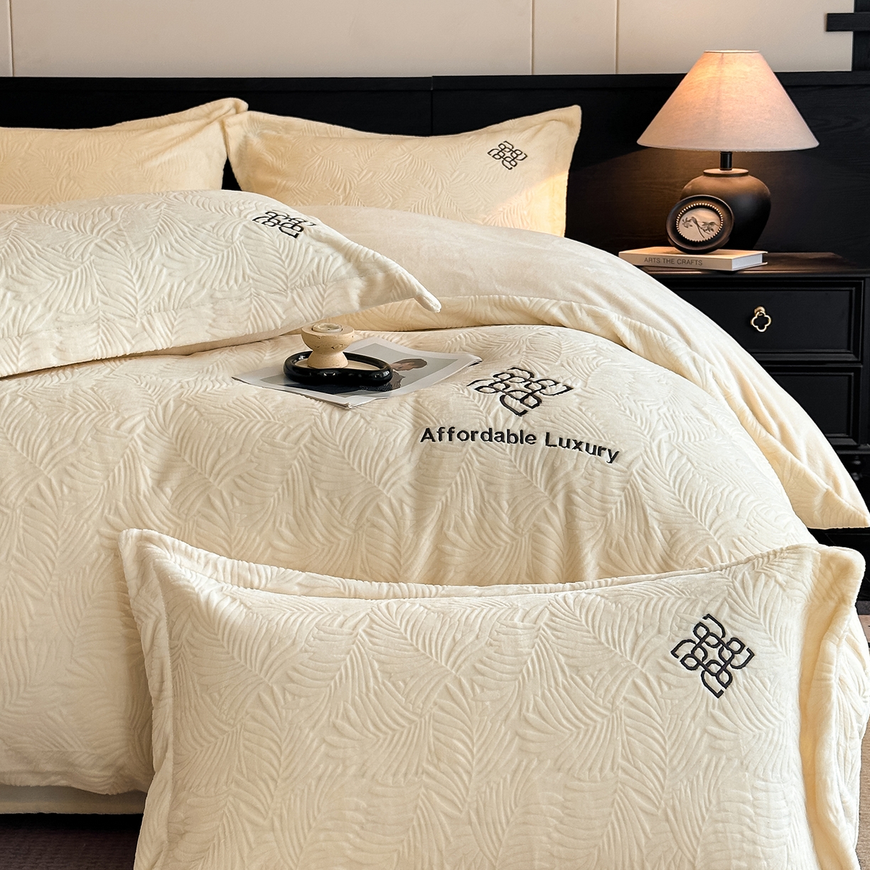 91家纺网 家纺一手货源 找家纺 （总）慕晨 2025新款立体提花绒简约风格高克重雕花加厚牛奶绒四件套