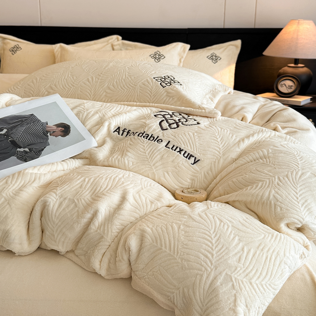 91家纺网 家纺一手货源 找家纺 （总）慕晨 2025新款立体提花绒简约风格高克重雕花加厚牛奶绒四件套