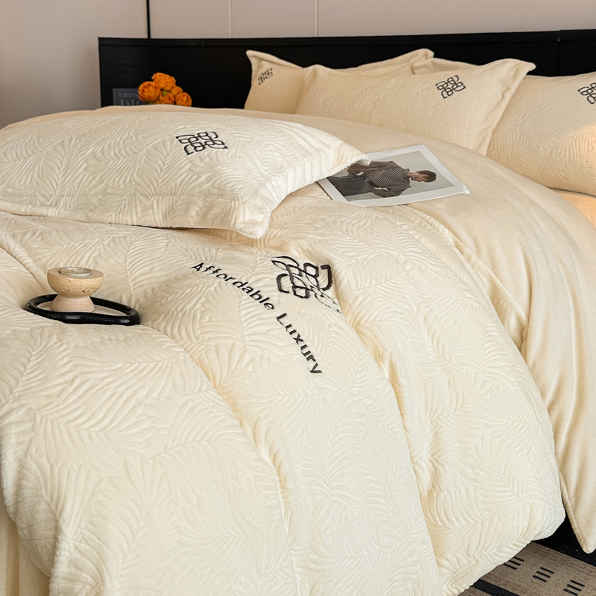 91家纺网 家纺一手货源 找家纺 （总）慕晨 2025新款立体提花绒简约风格高克重雕花加厚牛奶绒四件套