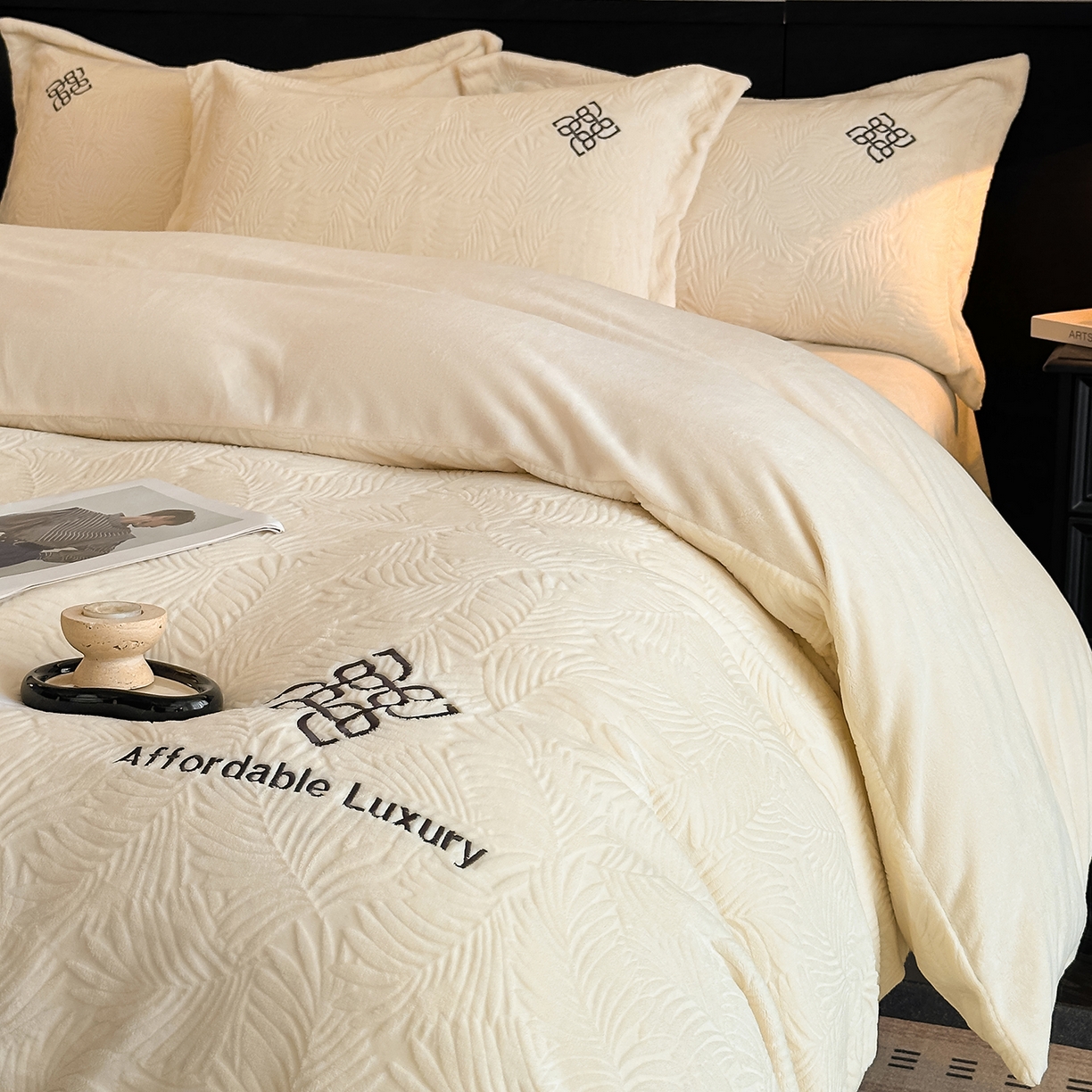 91家纺网 家纺一手货源 找家纺 （总）慕晨 2025新款立体提花绒简约风格高克重雕花加厚牛奶绒四件套