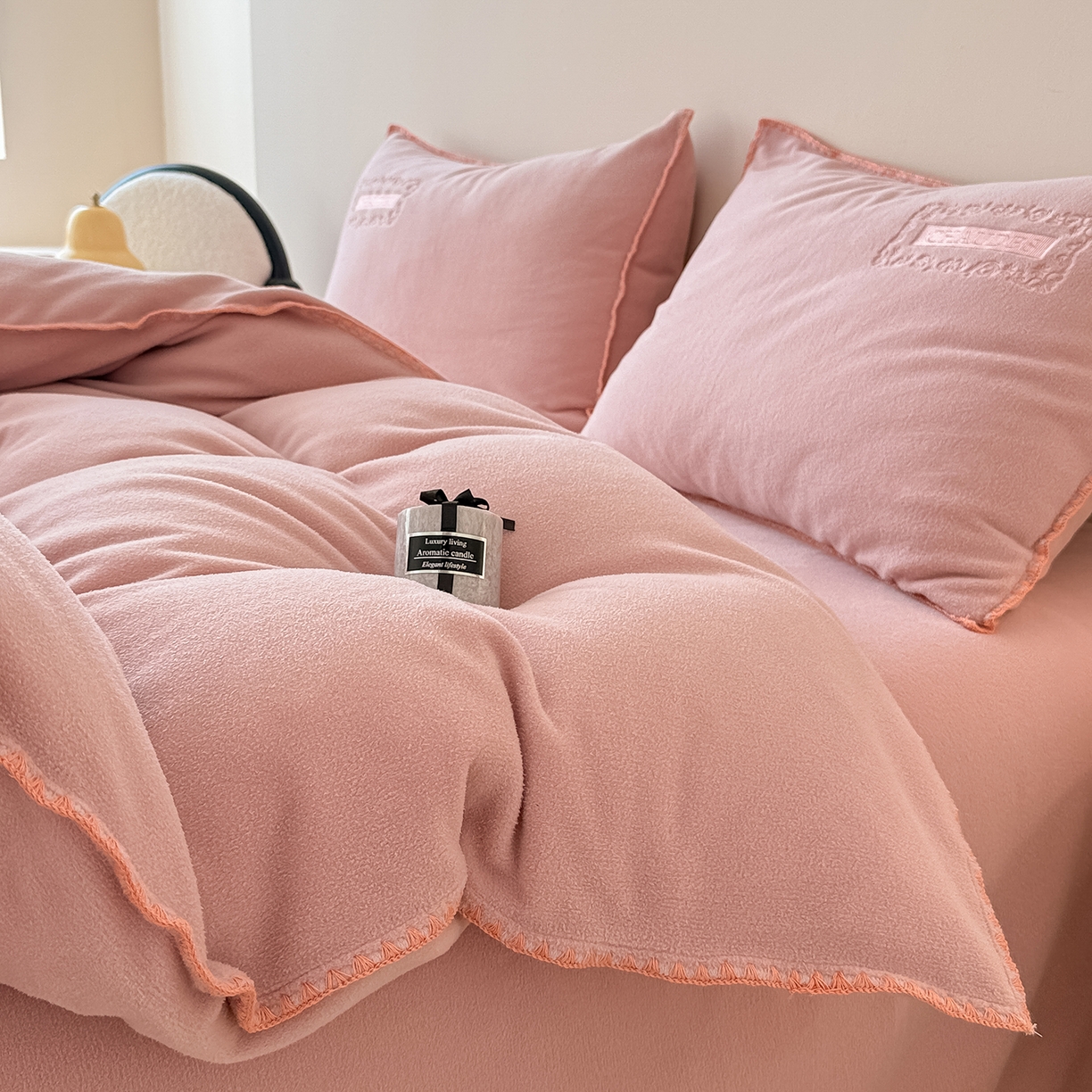 91家纺网 家纺一手货源 找家纺 懒猫家纺 2025新款A类贝壳绣纯色海獭绒四件套 玫瑰粉