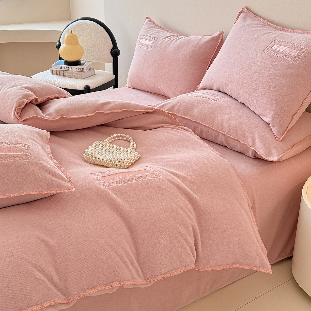 91家纺网 家纺一手货源 找家纺 懒猫家纺 2025新款A类贝壳绣纯色海獭绒四件套 玫瑰粉