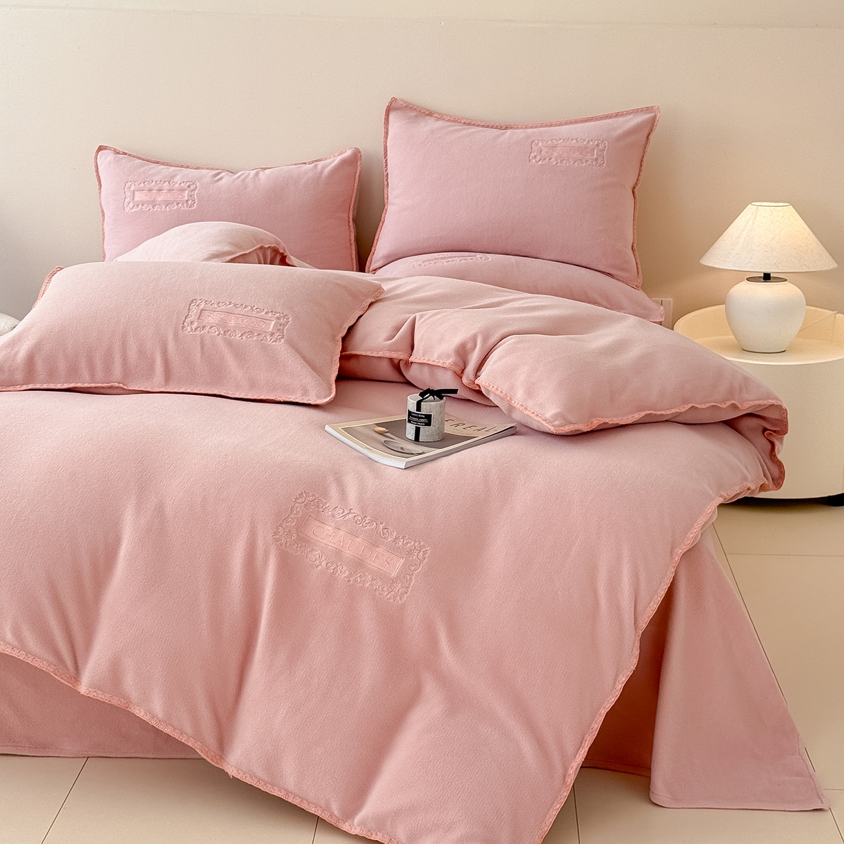 91家纺网 家纺一手货源 找家纺 懒猫家纺 2025新款A类贝壳绣纯色海獭绒四件套 玫瑰粉