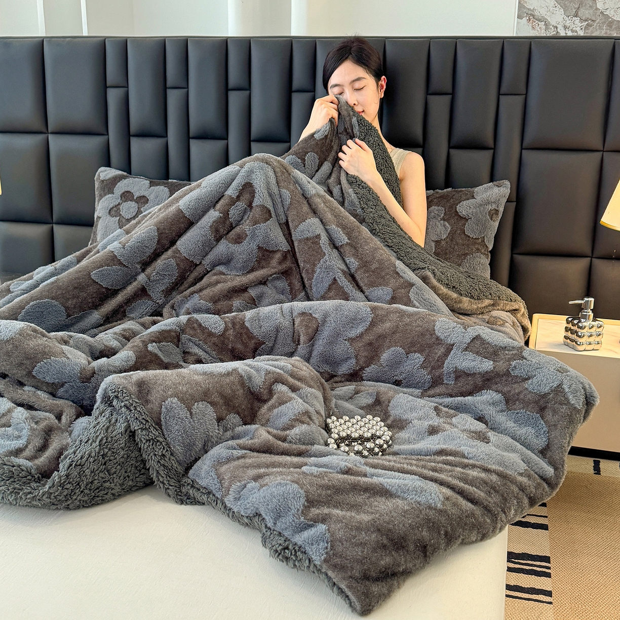 91家纺网 家纺一手货源 找家纺 （总）枋梢家纺 2025新款亮丝兔毛绒兔毛提花暖居花漾羊羔绒 双层加厚保暖盖毯 居家午睡保暖毯